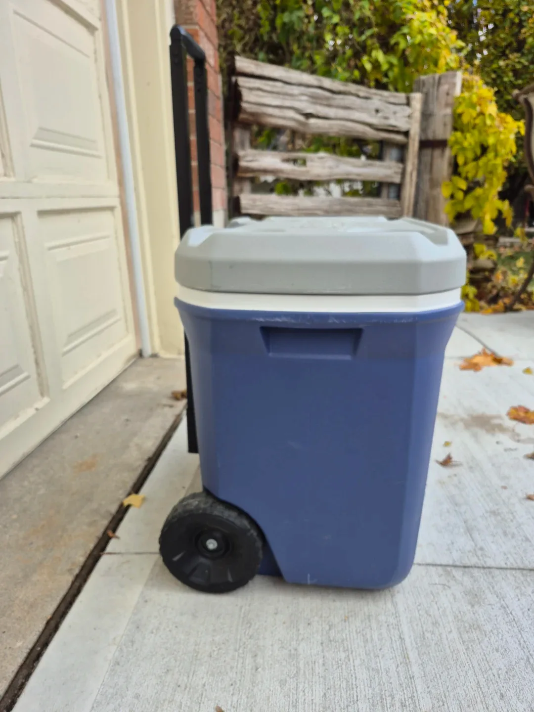 Coleman Rolling Cooler - Blue image indicator(2)