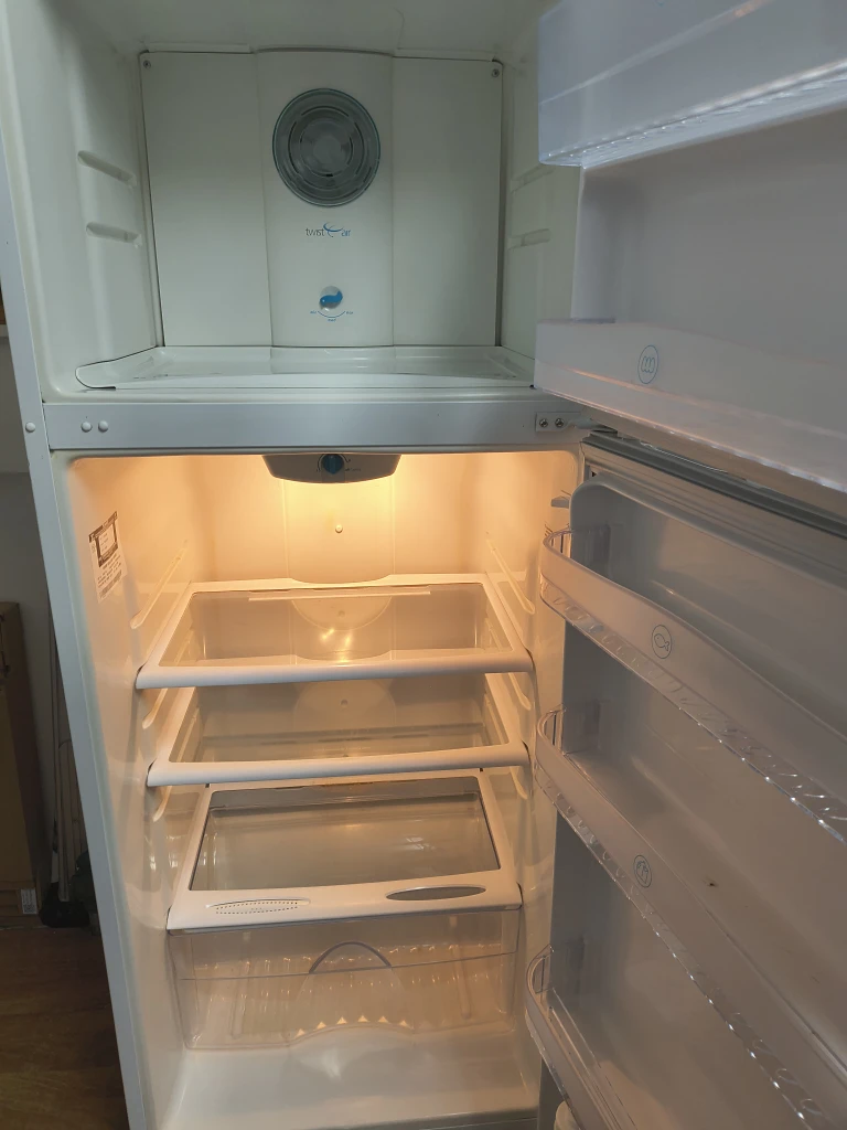 White Refrigerator twist air - photo 2