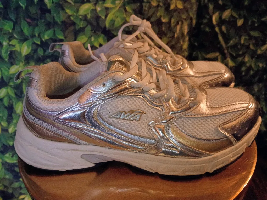 Avia White & Silver Sneakers sz 9.5 image indicator(2)