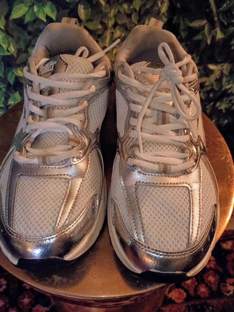 Avia White & Silver Sneakers sz 9.5 image indicator(3)