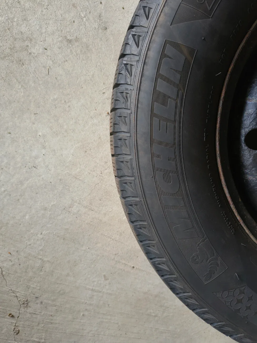 Michelin Latitude X-Ice 235/70R16 Winter Tire image indicator(2)