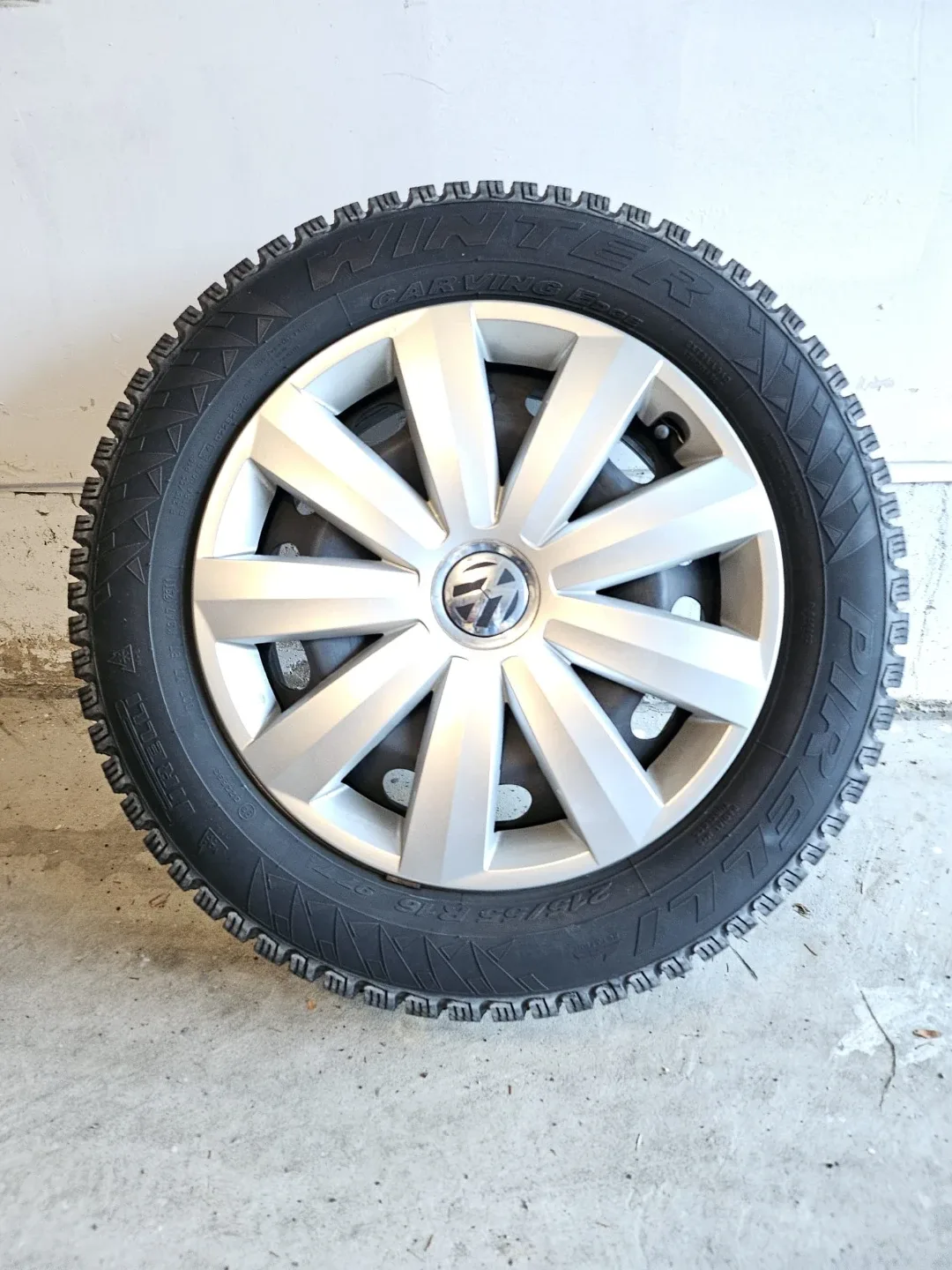 Like new Volkswagen Winter Tire 215/55 R16 image indicator(5)