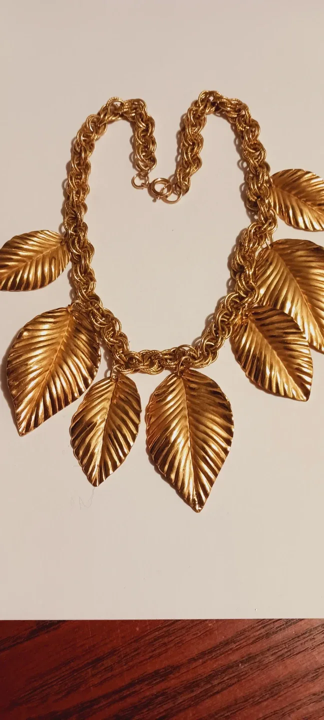 14 KARAT GOLD FILLED STAMPED 14K G.F. GORGEOUS LEAF NECKLACE image indicator(2)