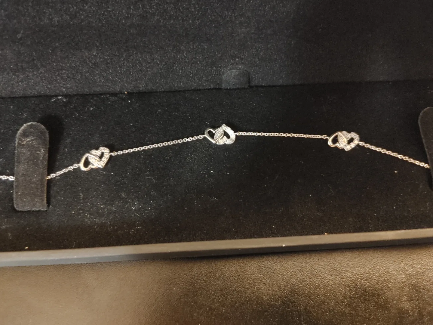 Heart studded diamond bracelet image indicator(2)