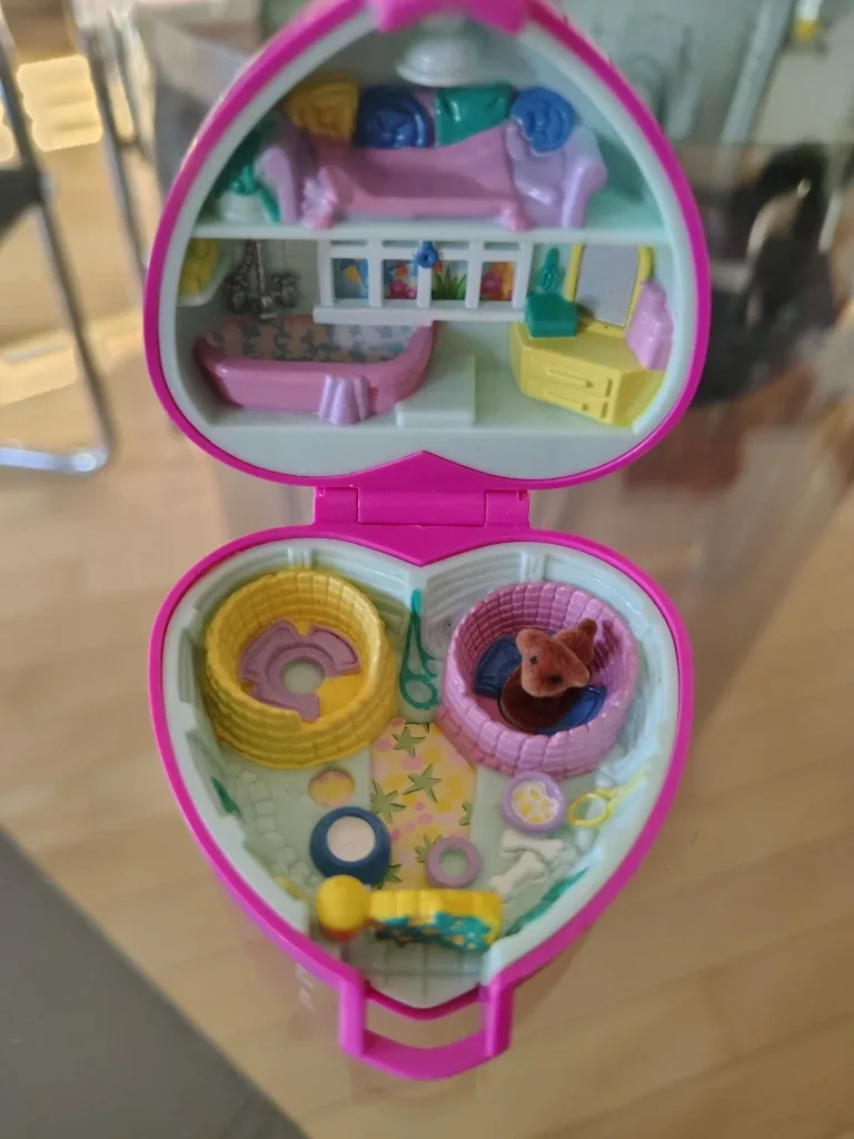 Collectible Vintage 1993 Polly Pocket Precious Puppies Compact image indicator(2)