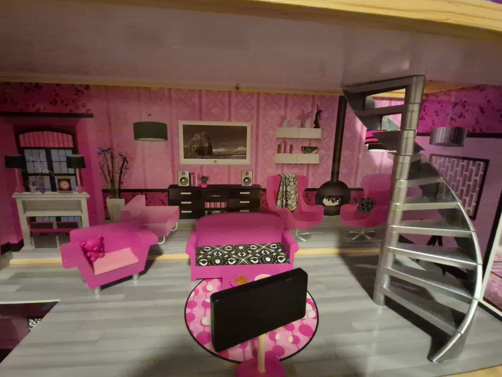 Dollhouse with Garage image indicator(4)