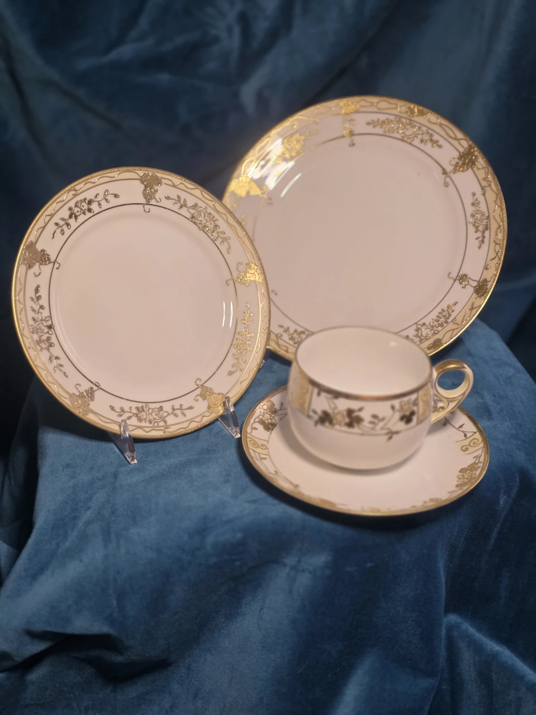 1920's Antique White & Gold China Set - photo 3