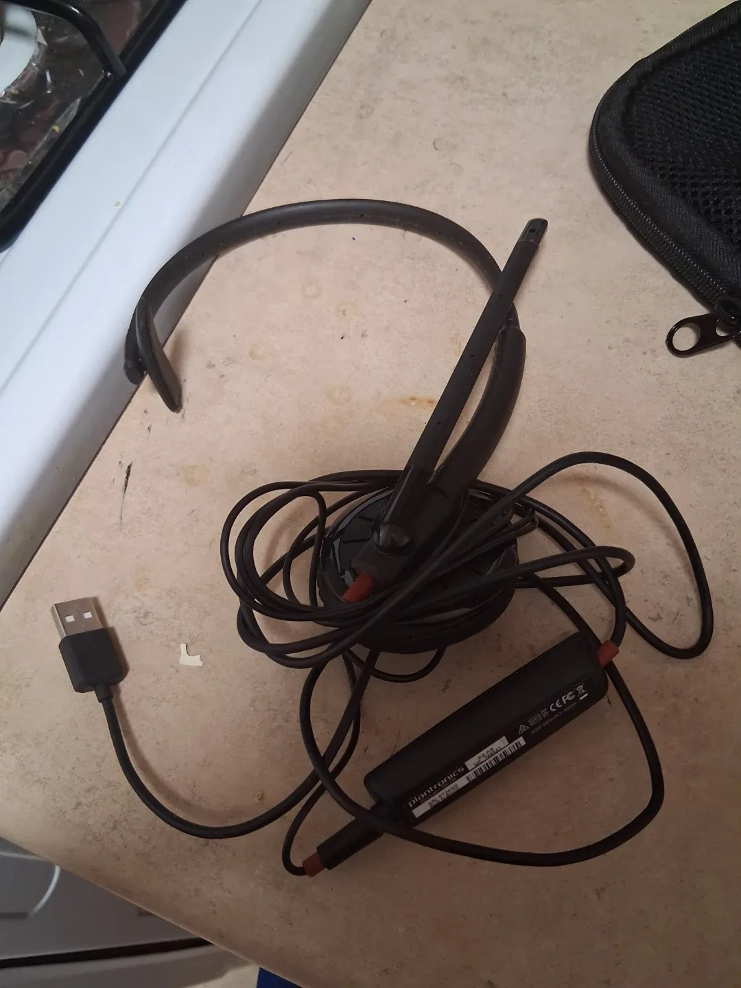 Plantronics Headset with Case image indicator(3)