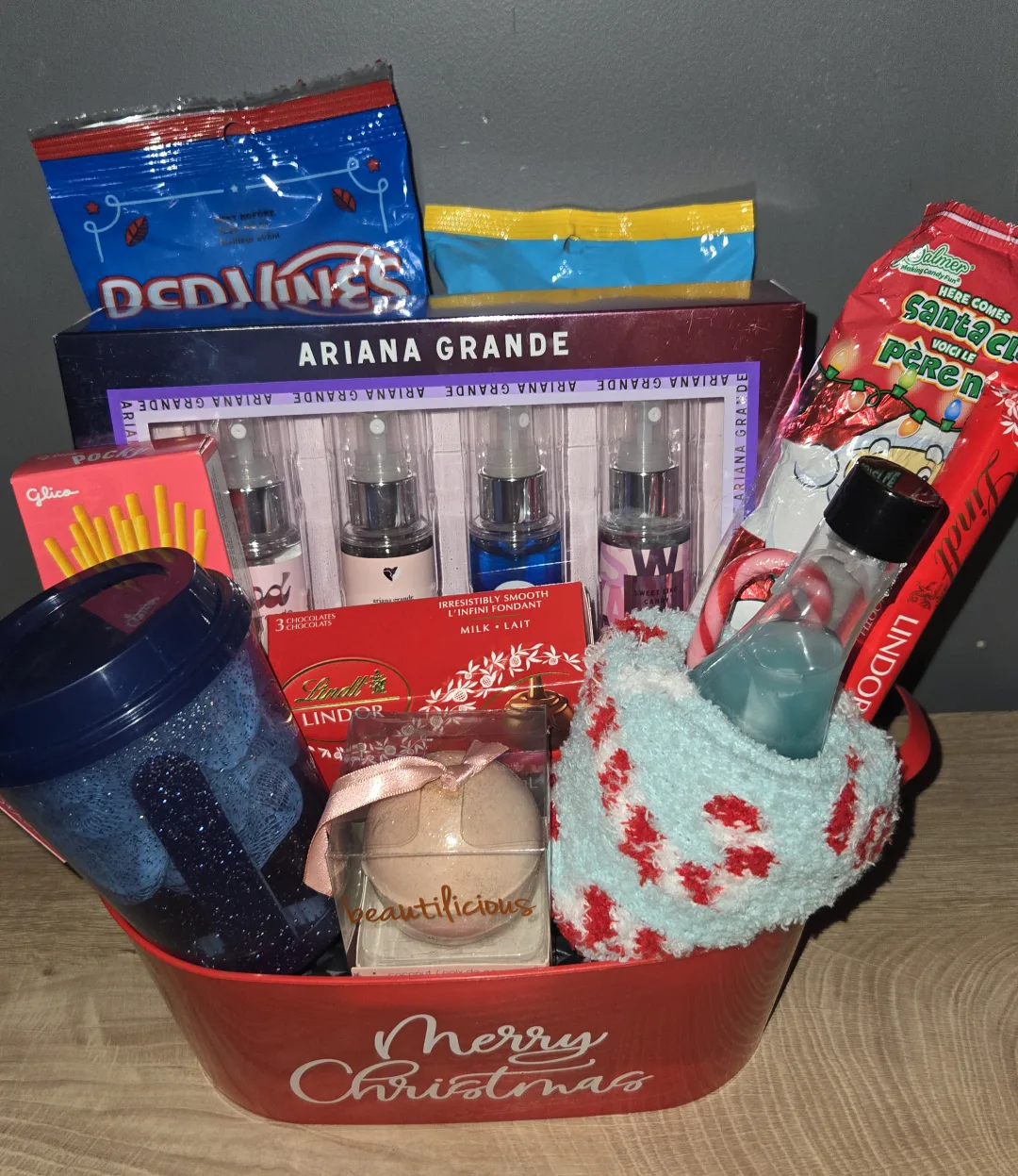 Ariane Grande xmas Basket image indicator(2)