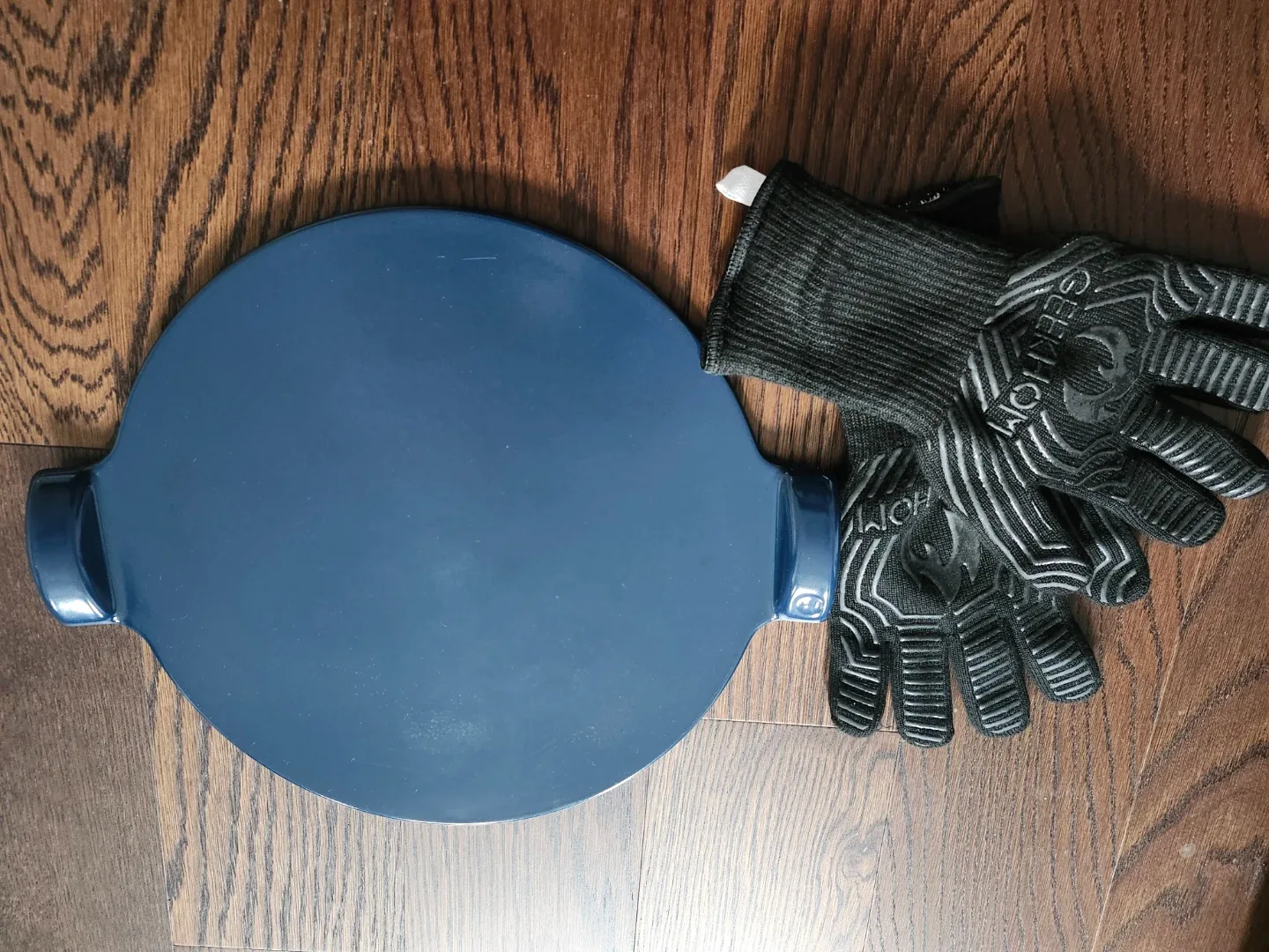 Emile Henry pizza stone with brand new oven gloves