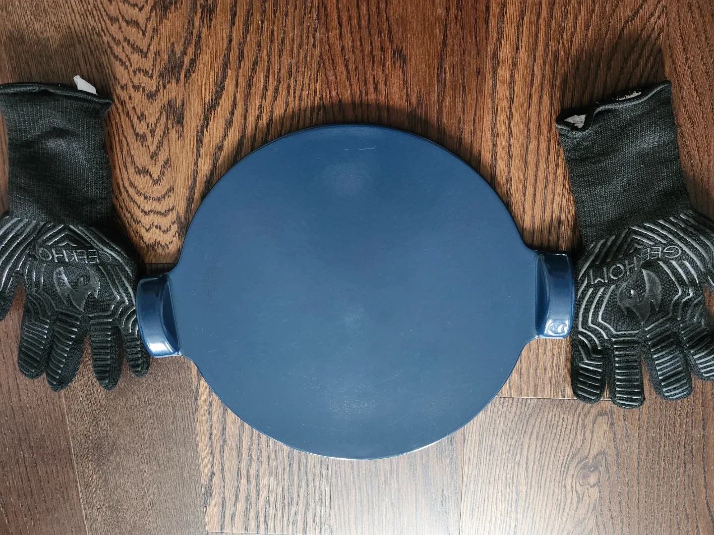 Emile Henry pizza stone with brand new oven gloves image indicator(2)