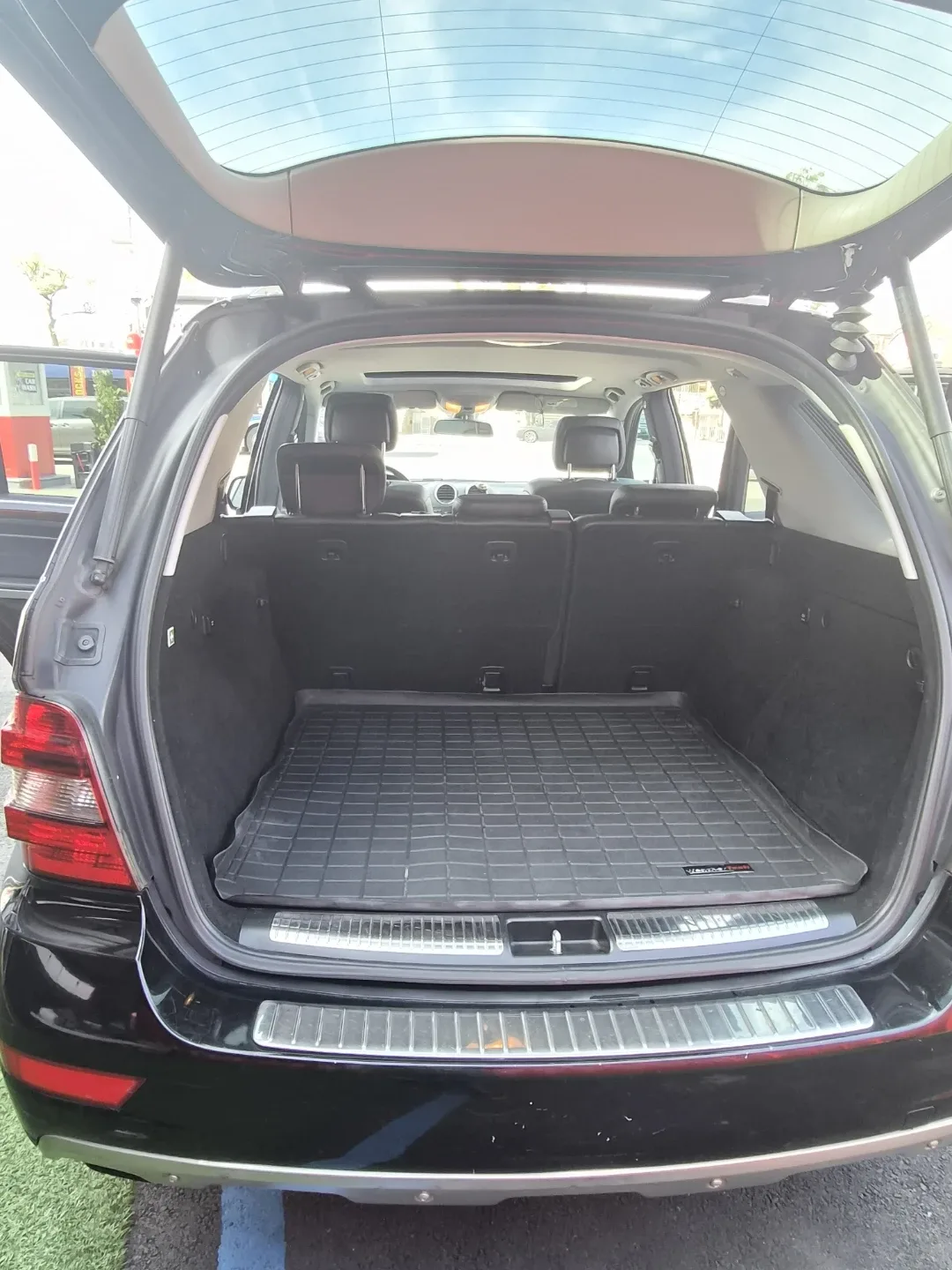 Mercedes-Benz ML 350, Black SUV image indicator(3)