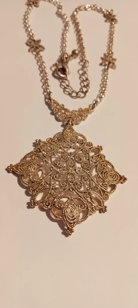 Lovely Silver Tone Filigree Pendant Necklace image indicator(4)