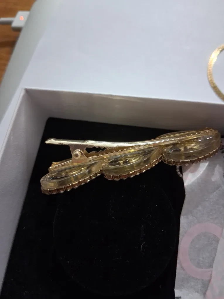 Chanel Heart Hair Clip image indicator(4)