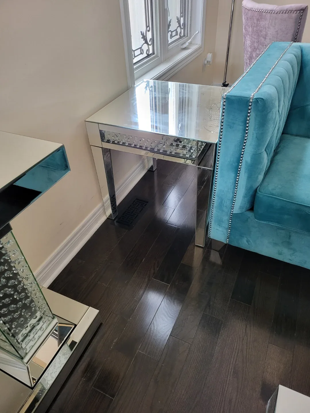 Staging furniture sale image indicator(5)