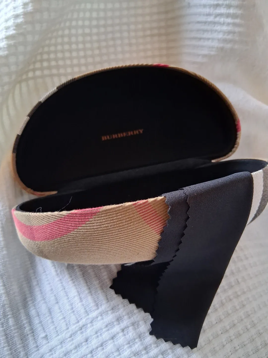 NEW Burberry glasses case image indicator(2)
