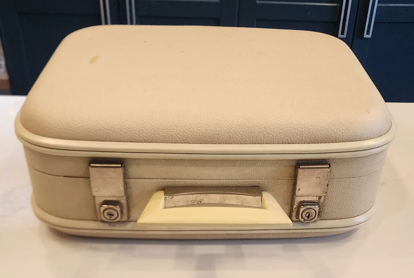 Vintage Cream-Colored Overnight Bag image indicator(3)