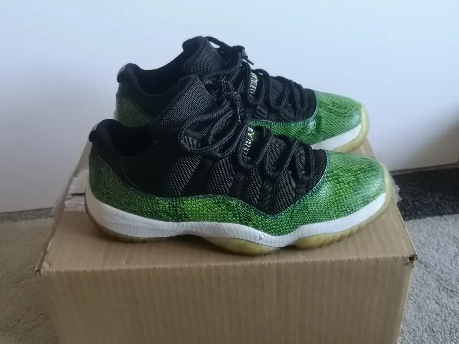 Jordan 11 Retro Low Green Snakeskin image indicator(2)
