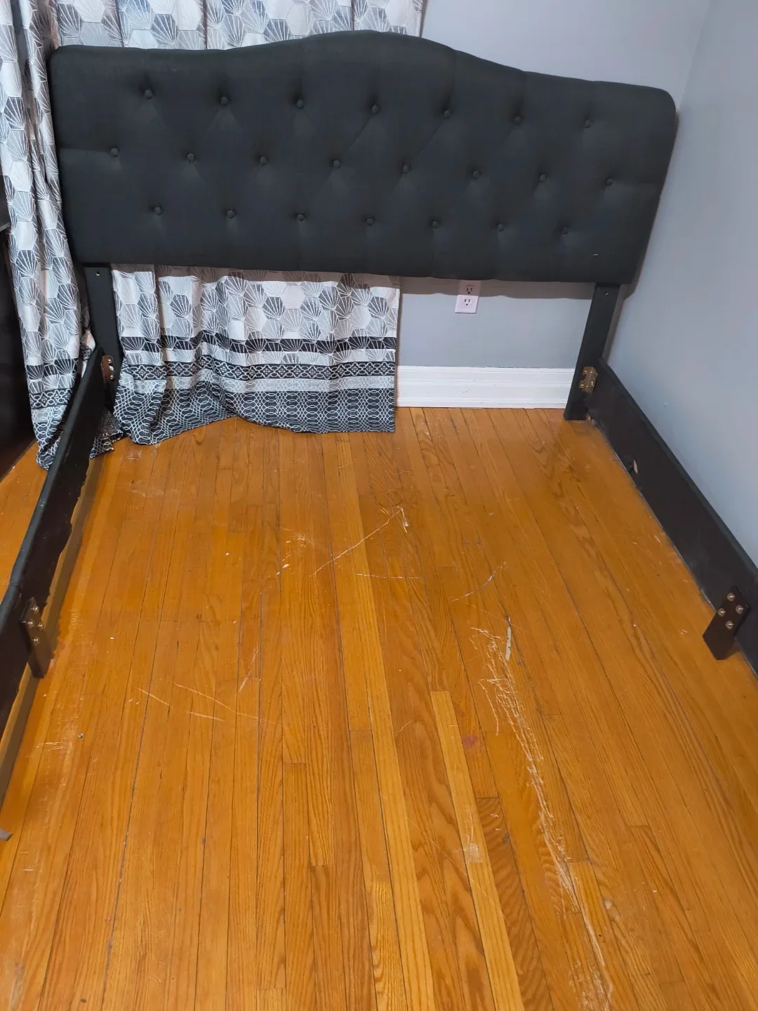 Bed frame with headboard image indicator(5)