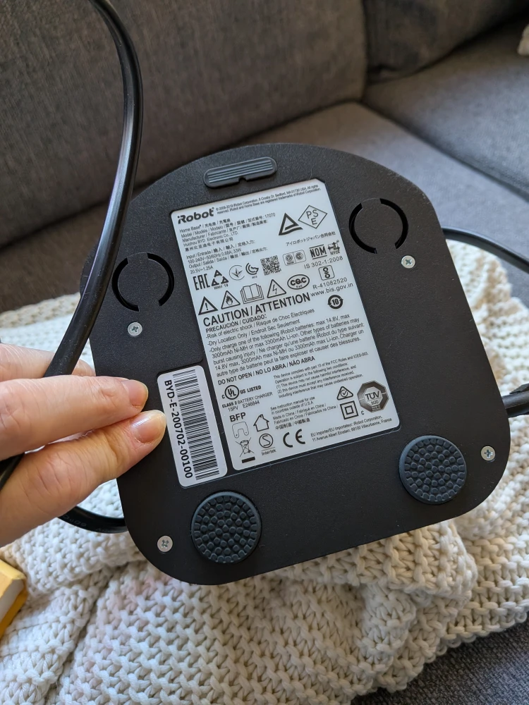 Roomba iRobot self charging robot vaccuum - photo 4