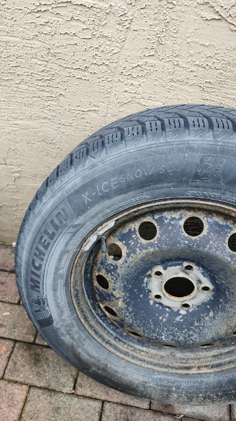 Michelin X-Ice Snow SUV 235/65 R17 Winter Tire image indicator(3)