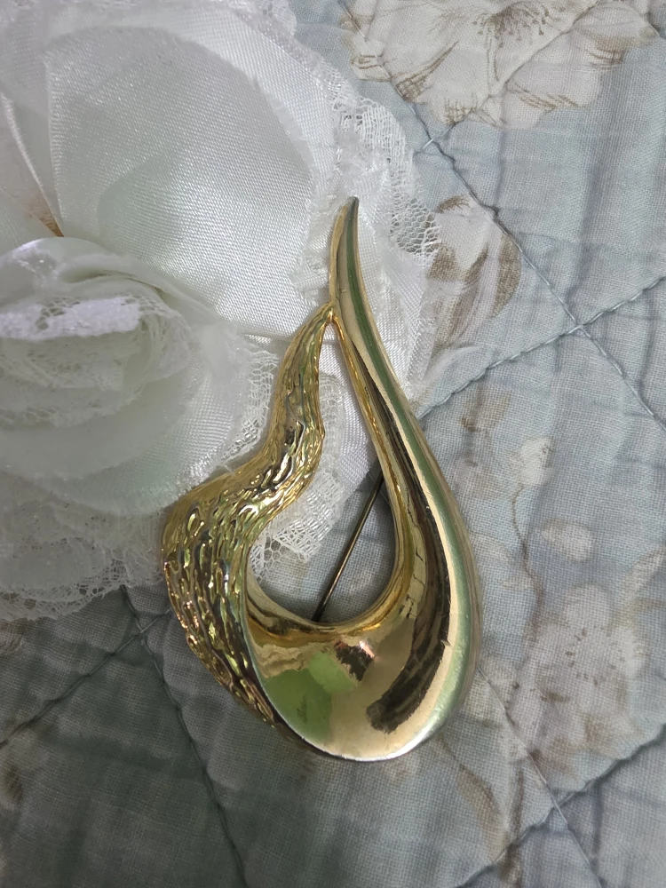 Vintage Gold Tone Brooch