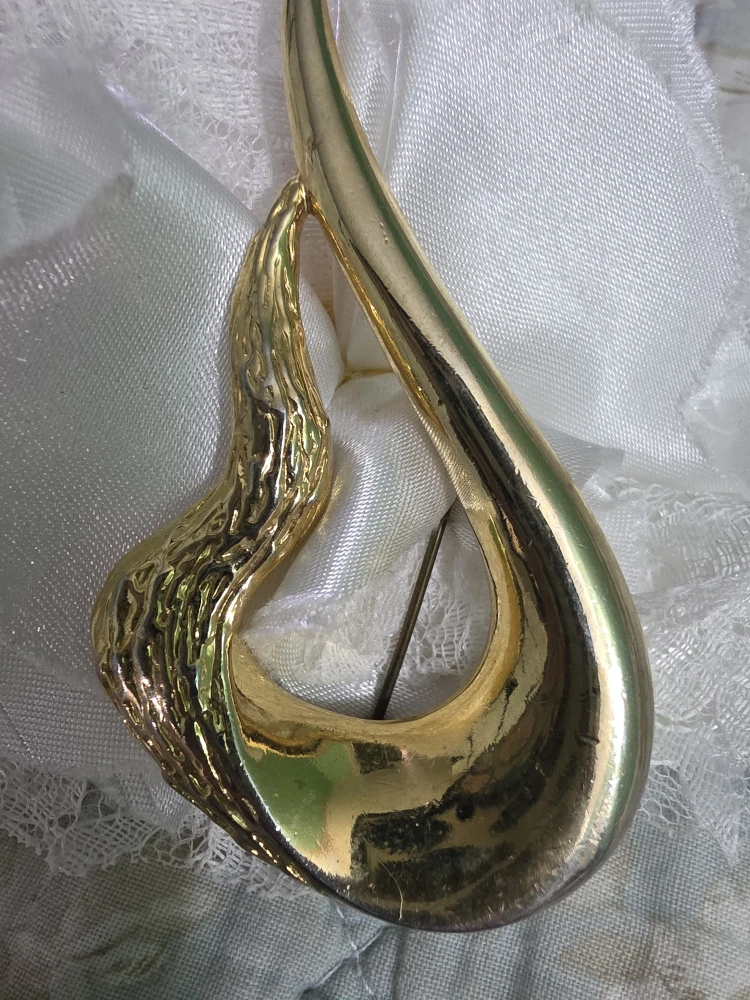 Vintage Gold Tone Brooch - photo 3