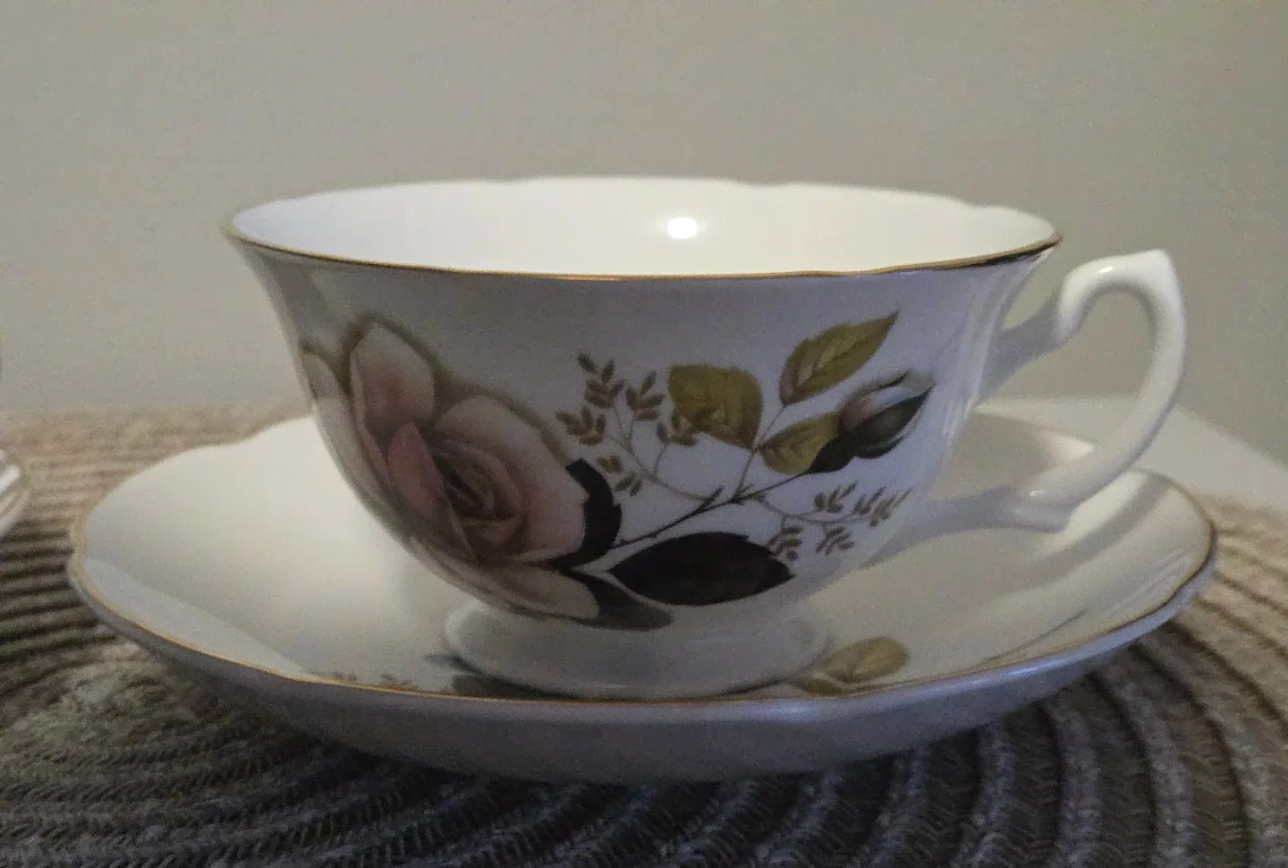 Marlborough Bone China Teacup and Saucer Set image indicator(3)
