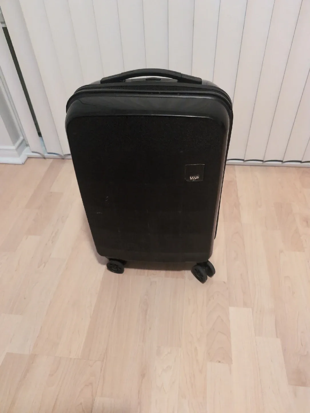 VIP Black Carry-On Suitcase image indicator(2)
