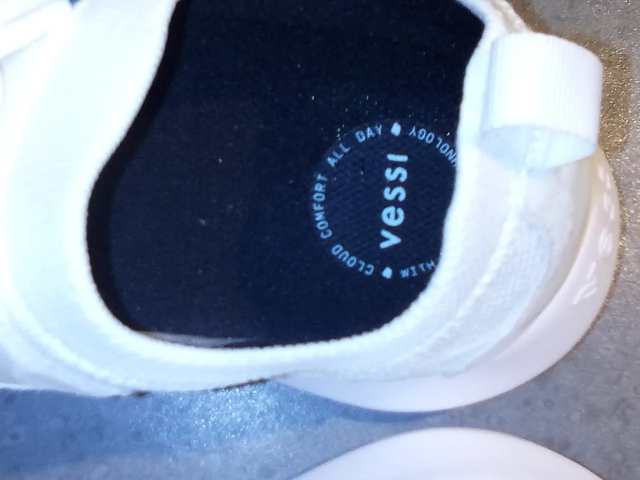 ***4 PAIRS OF "VESSE"  RUNNERS*** image indicator(6)