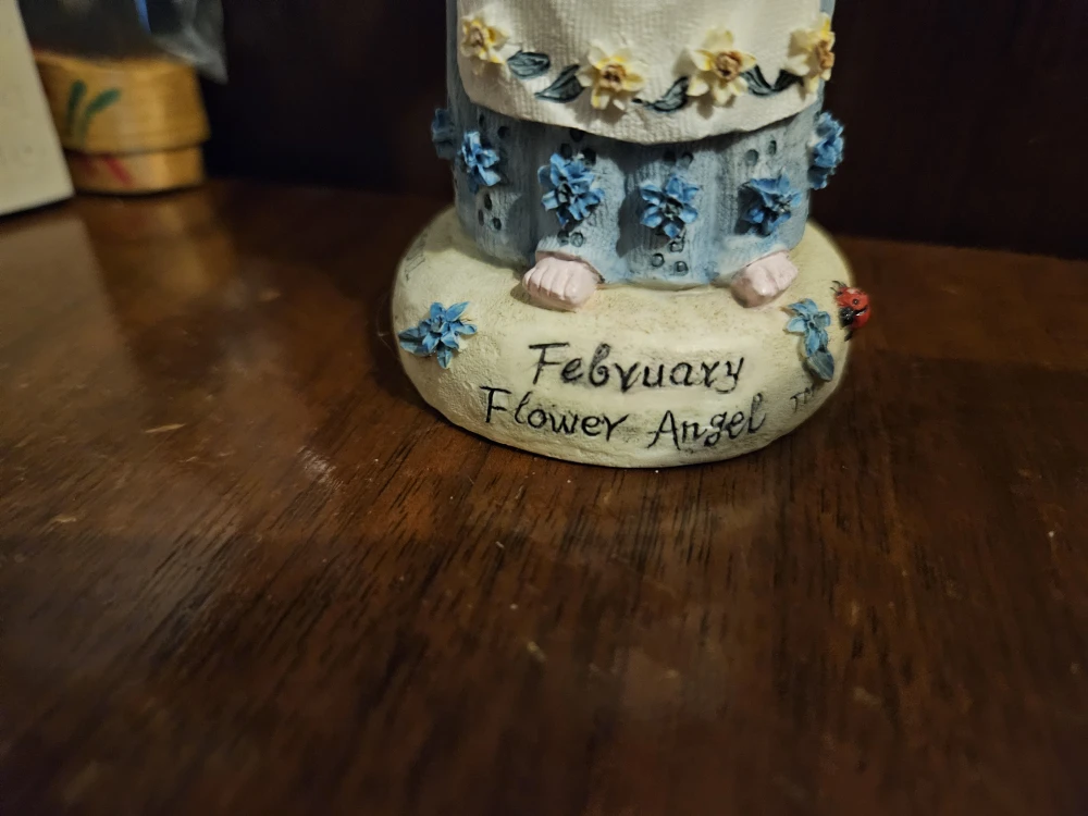 Linda Grayson February Flower Angel Figurine - photo 2