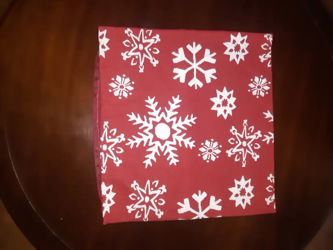 Red & White Snowflake pillow covers   x 4