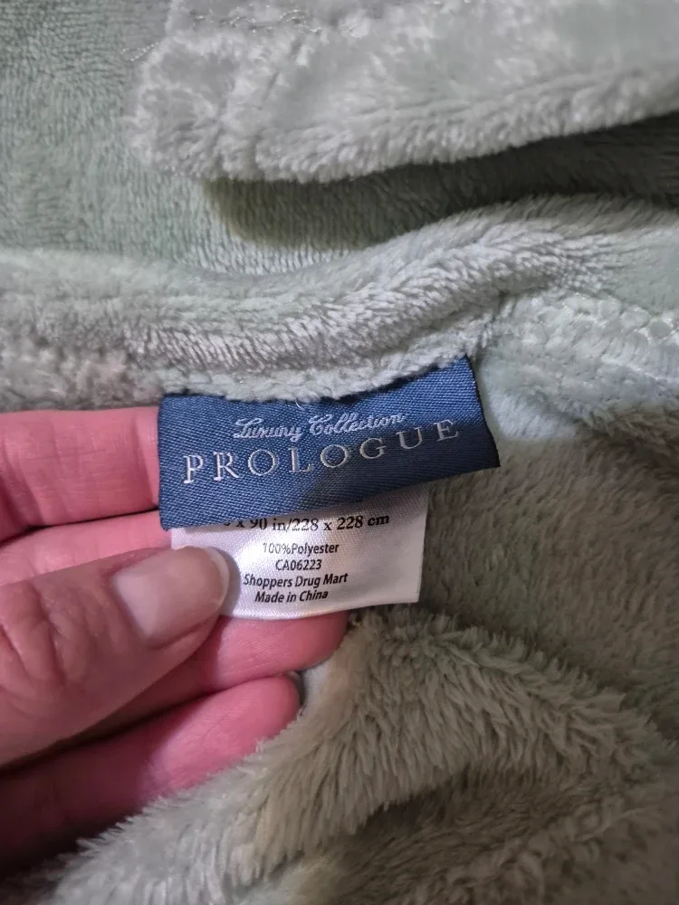 Prologue Luxury Collection Throw Blanket image indicator(2)