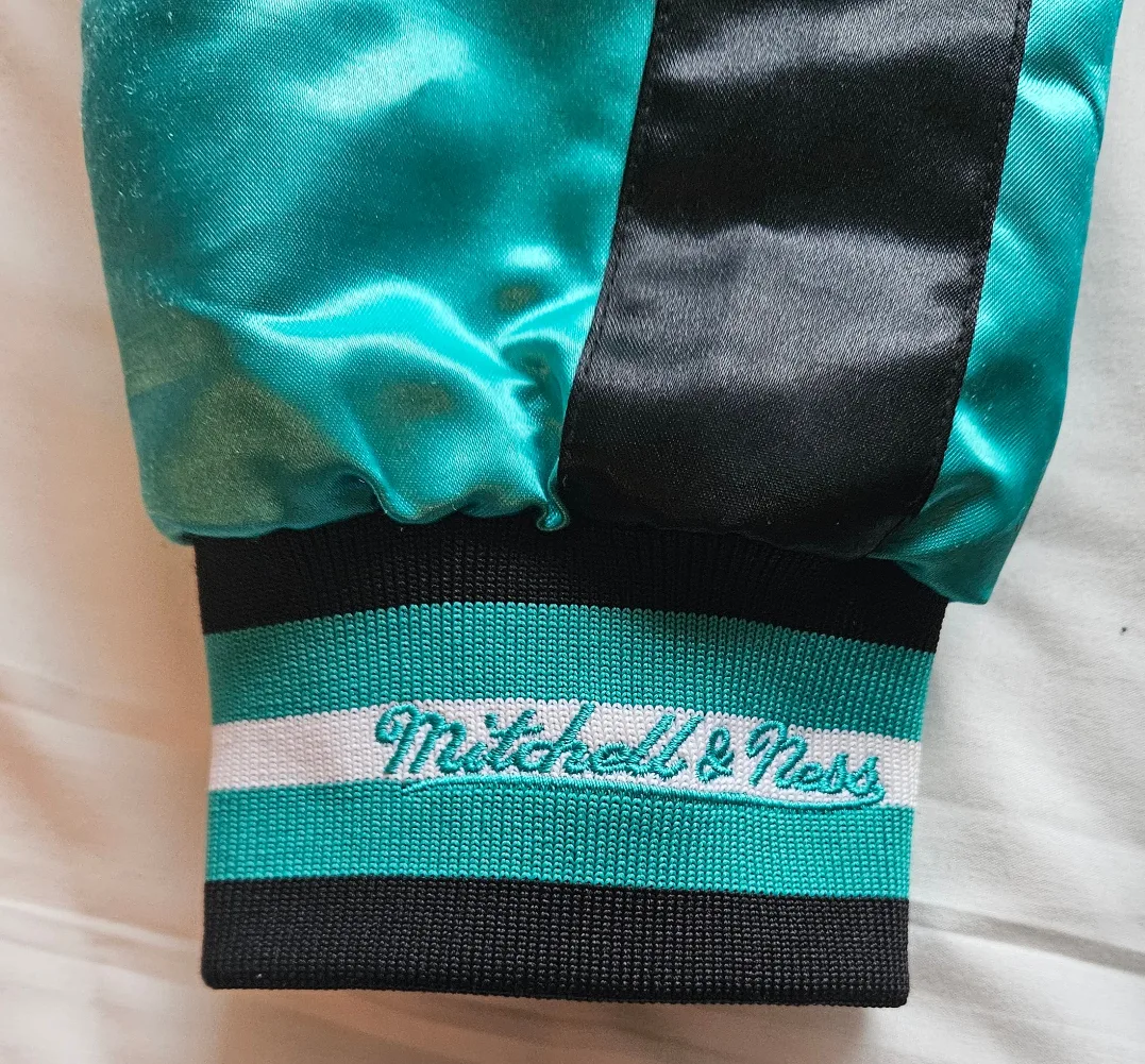 Vancouver Grizzlies Mitchell & Ness Hardwood Classics Jacket image indicator(5)