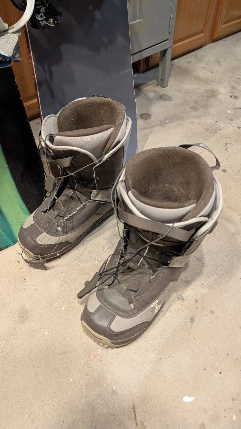 Ride Catalyst 56 Snowboard with boots (buy 1 get 1)! - photo 4
