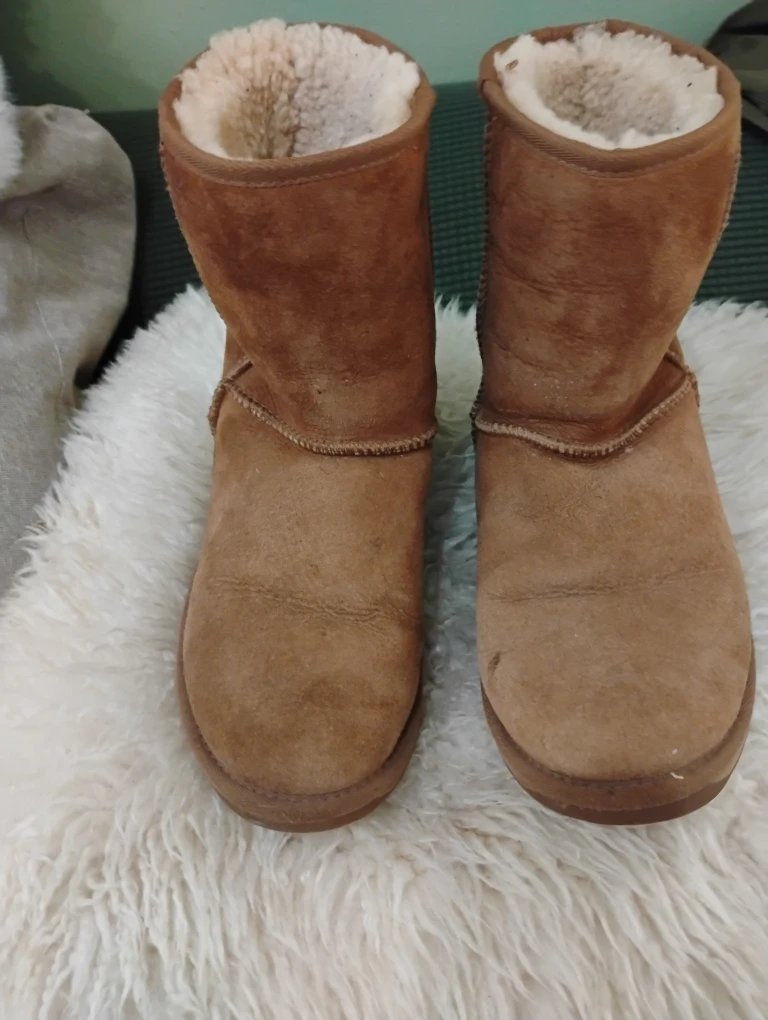 FREE EMU Australia Sheepskin Boots - Size US 8