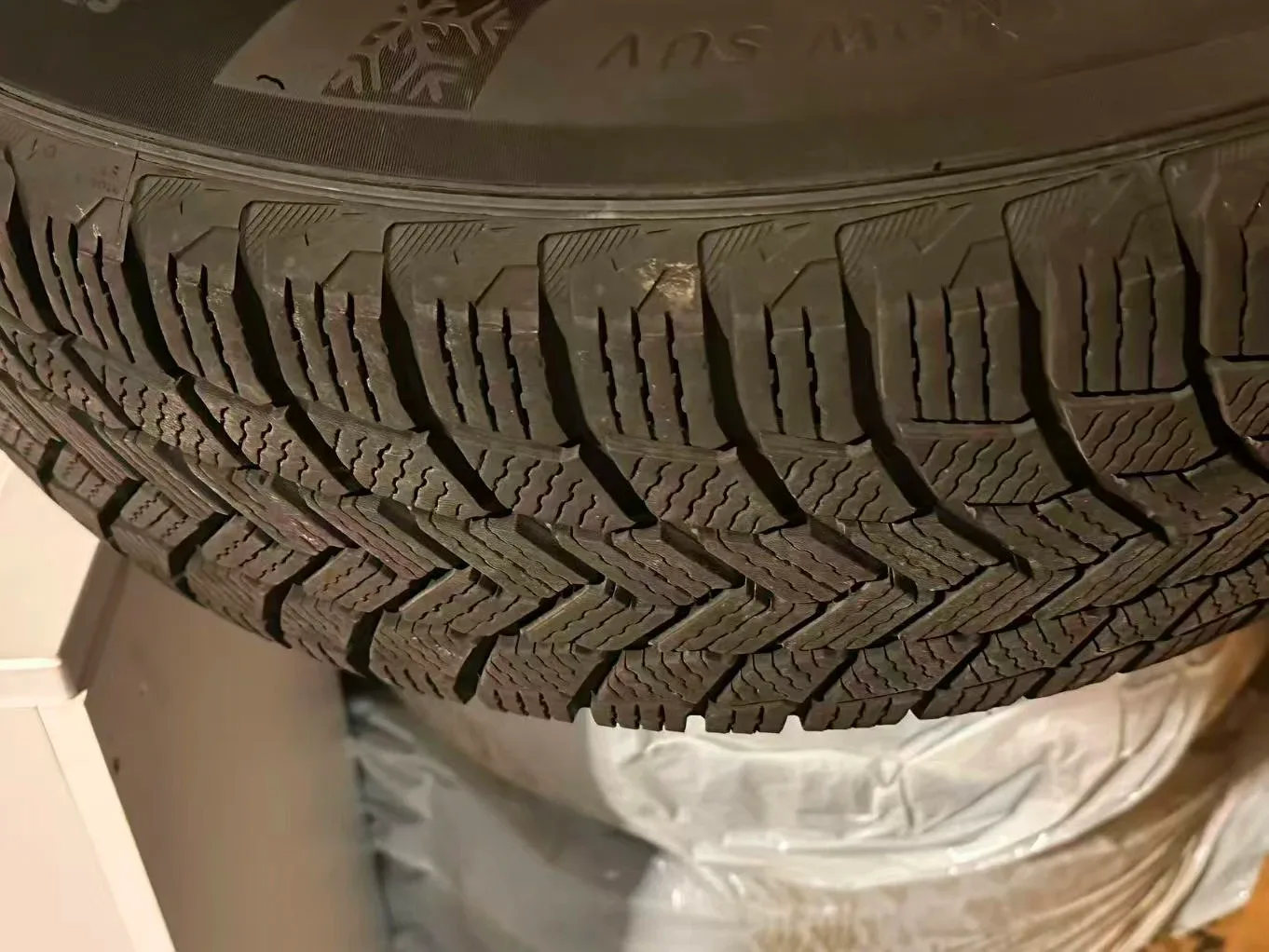 Michelin X-Ice Snow SUV 235/65R17 Winter Tire image indicator(2)