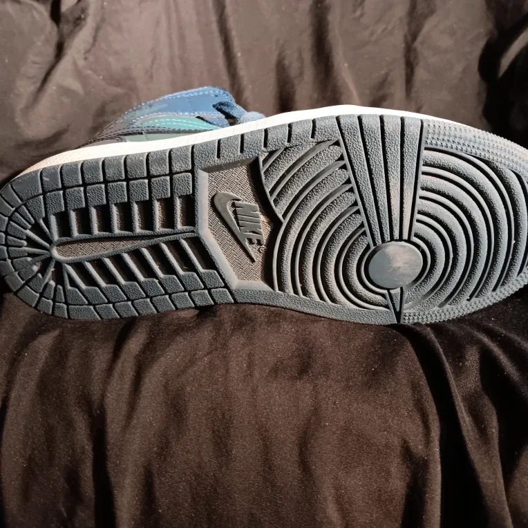 Nike Air Jordan 1 Mid Teal Blue Size 7.5 image indicator(2)