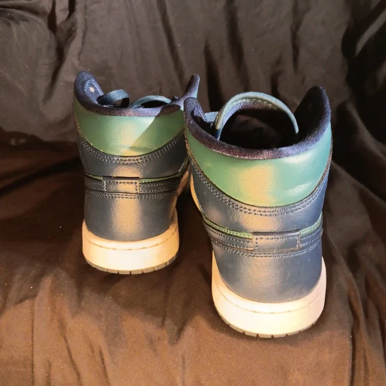 Nike Air Jordan 1 Mid Teal Blue Size 7.5 image indicator(3)