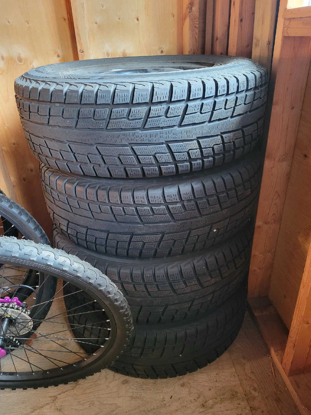 16" Set of 4 winter tires with rims - 215/70 R16