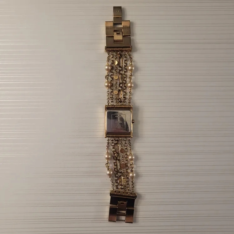 Gently Used! Guess Rose Gold Pearl Watch - Quick Pickup!🚀 image indicator(2)