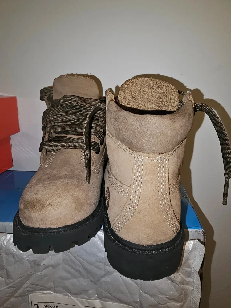 Timberland Toddler Boots US size 9 image indicator(2)