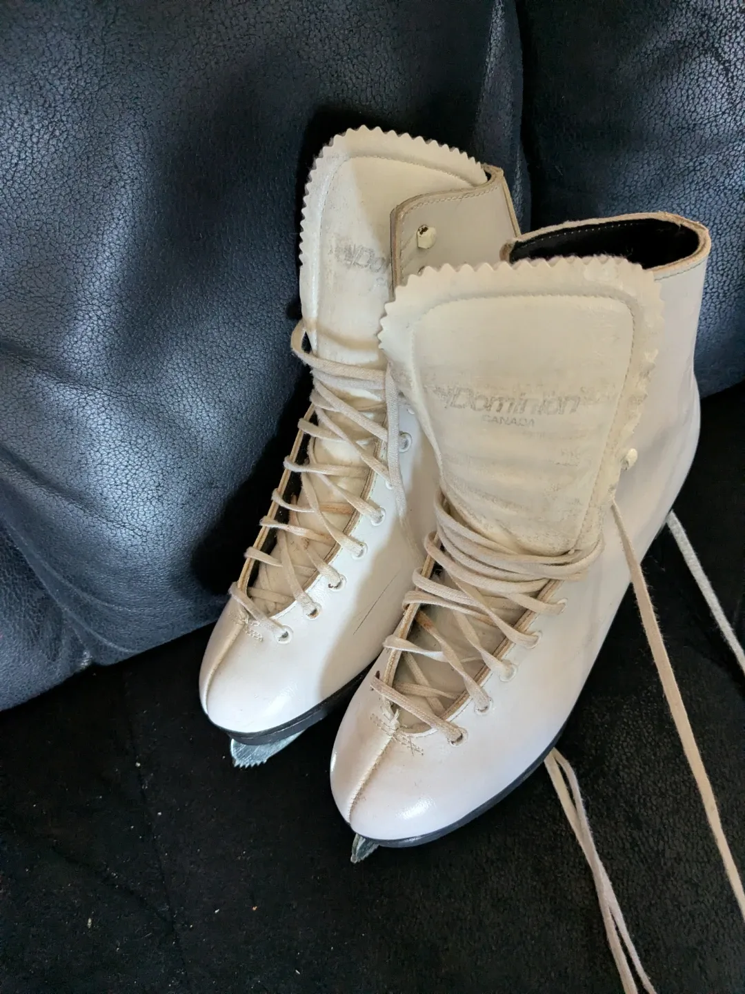Dominion Figure Skates - Size 7 image indicator(2)