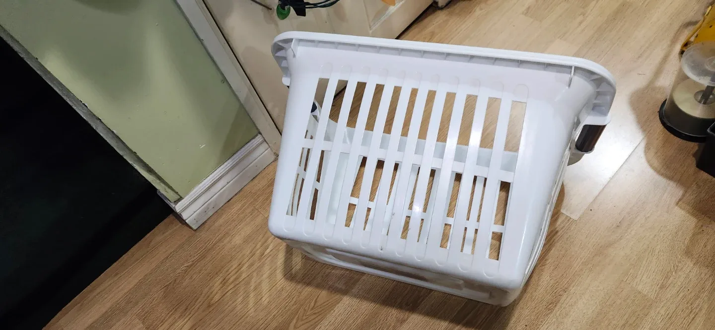 Rubbermaid White Laundry Basket strong - Gently Used image indicator(2)