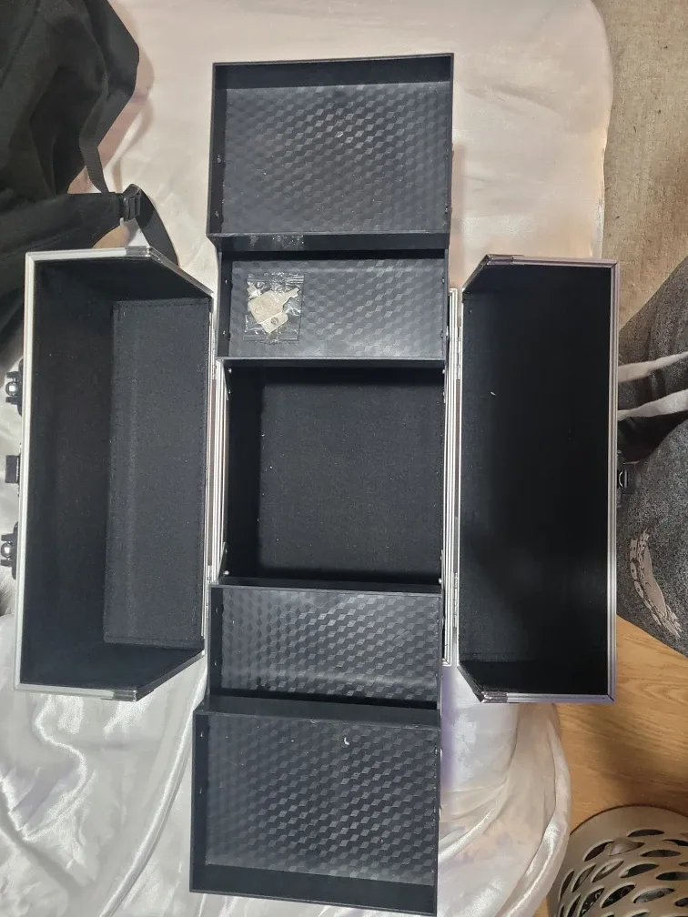 Silver Floral Pattern Makeup/Cosmetic Case image indicator(4)