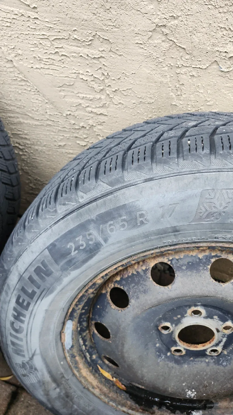 Michelin X-Ice Snow SUV 235/65 R17 Winter Tire image indicator(2)