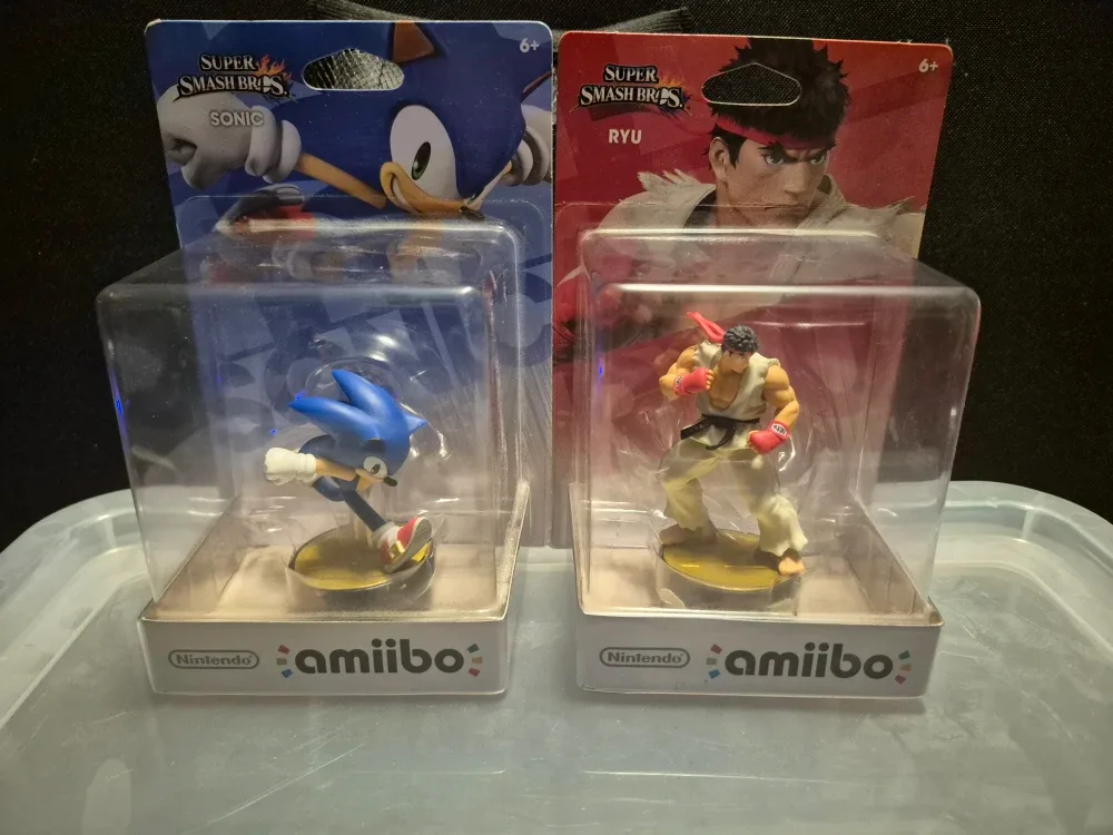 Ryu and sonic amiibo