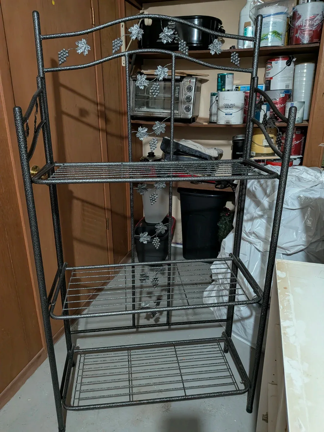 Metal Baker's Rack with Grapevine Design image indicator(3)