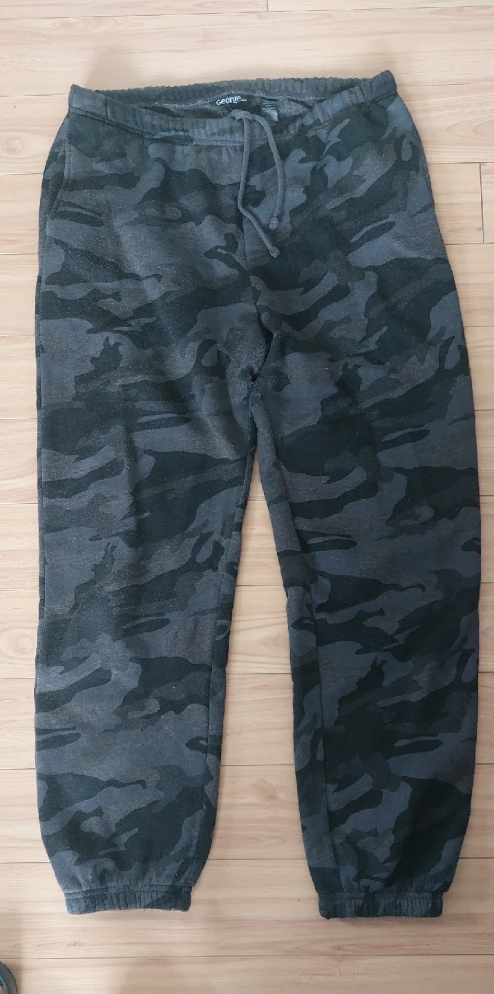 George Camo Joggers - Size Small image indicator(2)