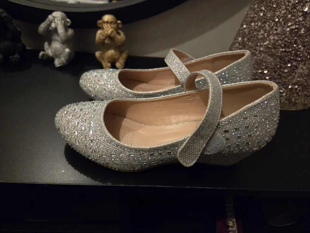 Li'l Gals Silver Glitter Shoes - Size 4 🏆 - photo 2